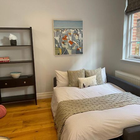 Charming & Cosy Town Centre Home With Parking กิลด์ฟอร์ด ภายนอก รูปภาพ