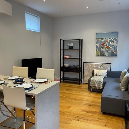 Charming & Cosy Town Centre Home With Parking กิลด์ฟอร์ด ภายนอก รูปภาพ