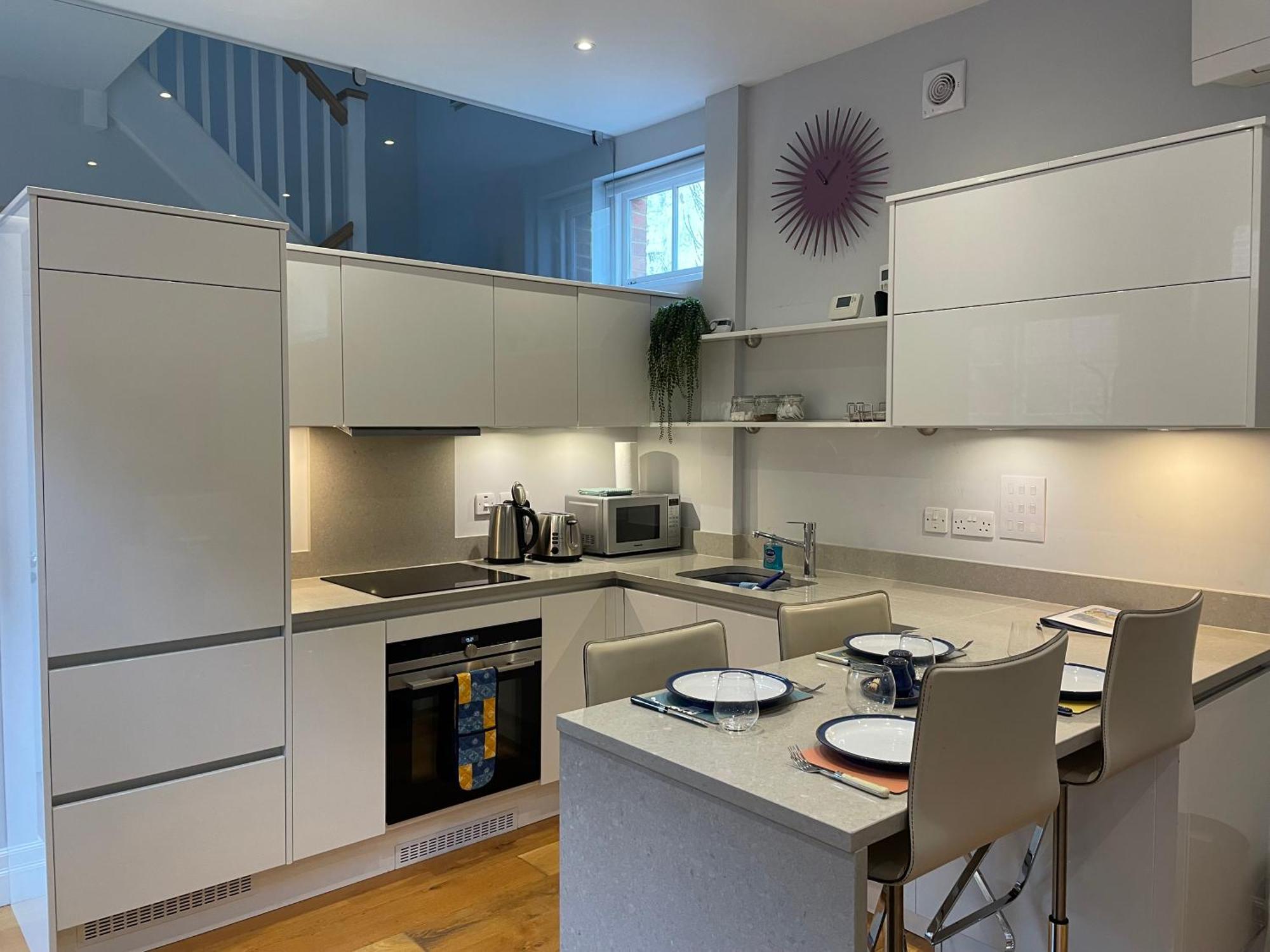 Charming & Cosy Town Centre Home With Parking กิลด์ฟอร์ด ภายนอก รูปภาพ