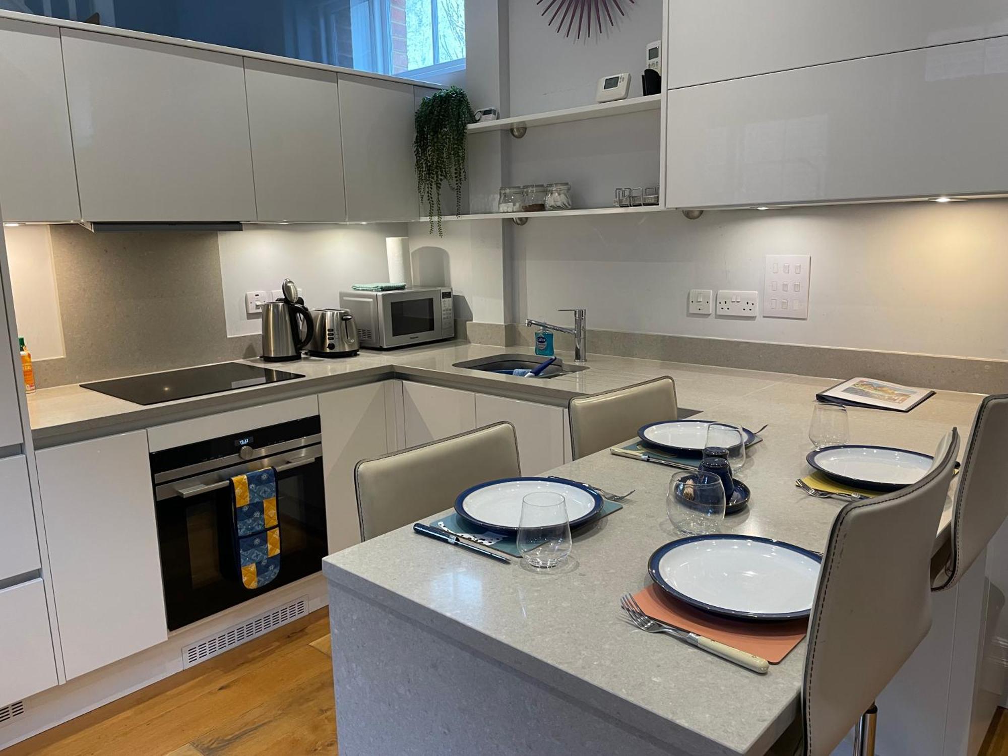 Charming & Cosy Town Centre Home With Parking กิลด์ฟอร์ด ภายนอก รูปภาพ