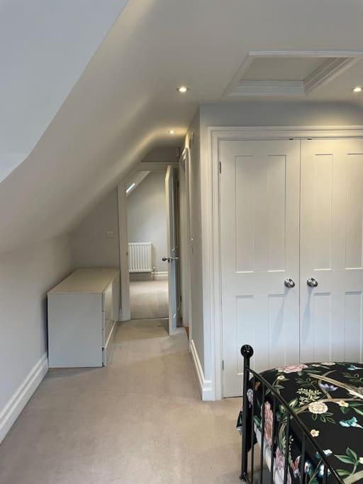 Charming & Cosy Town Centre Home With Parking กิลด์ฟอร์ด ภายนอก รูปภาพ