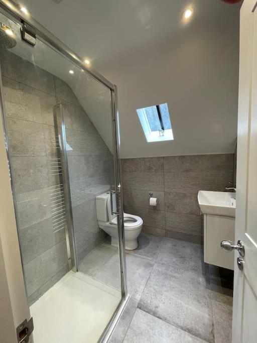 Charming & Cosy Town Centre Home With Parking กิลด์ฟอร์ด ภายนอก รูปภาพ