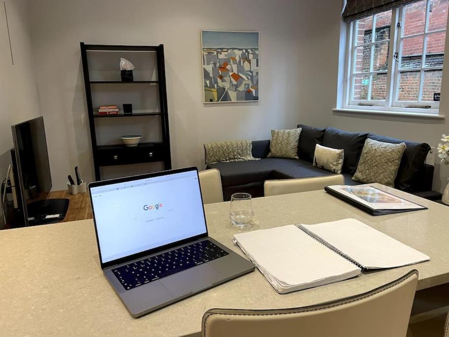 Charming & Cosy Town Centre Home With Parking กิลด์ฟอร์ด ภายนอก รูปภาพ