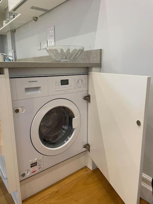 Charming & Cosy Town Centre Home With Parking กิลด์ฟอร์ด ภายนอก รูปภาพ