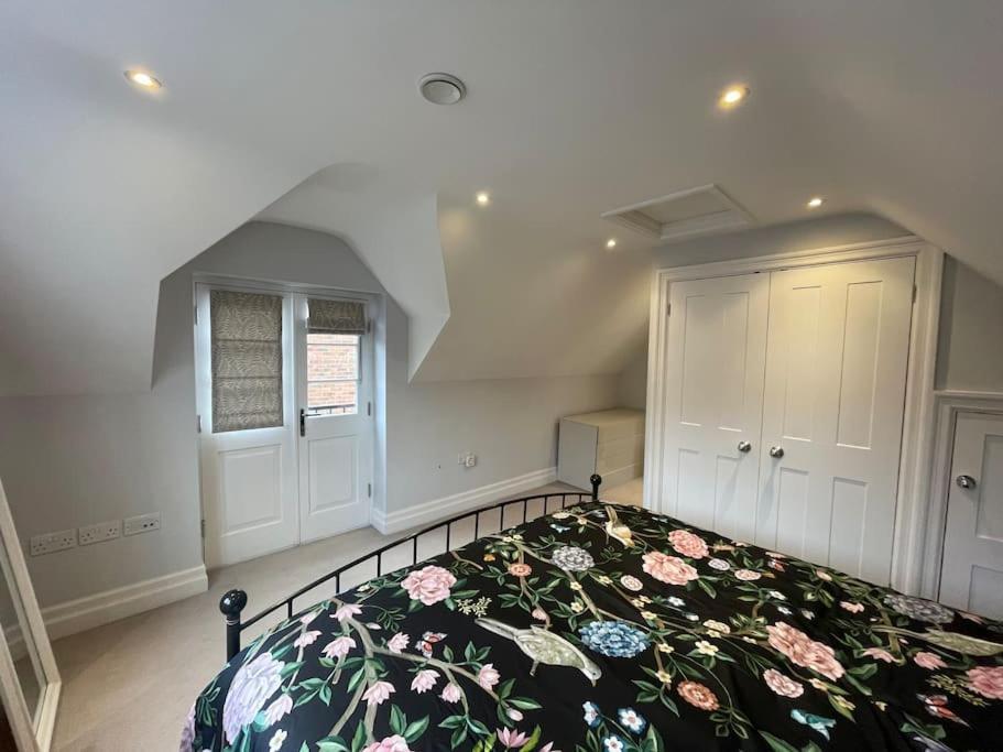 Charming & Cosy Town Centre Home With Parking กิลด์ฟอร์ด ภายนอก รูปภาพ