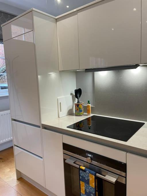 Charming & Cosy Town Centre Home With Parking กิลด์ฟอร์ด ภายนอก รูปภาพ