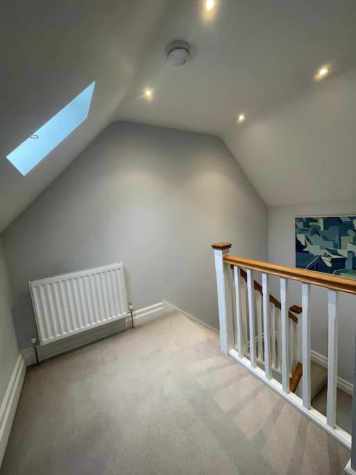Charming & Cosy Town Centre Home With Parking กิลด์ฟอร์ด ภายนอก รูปภาพ