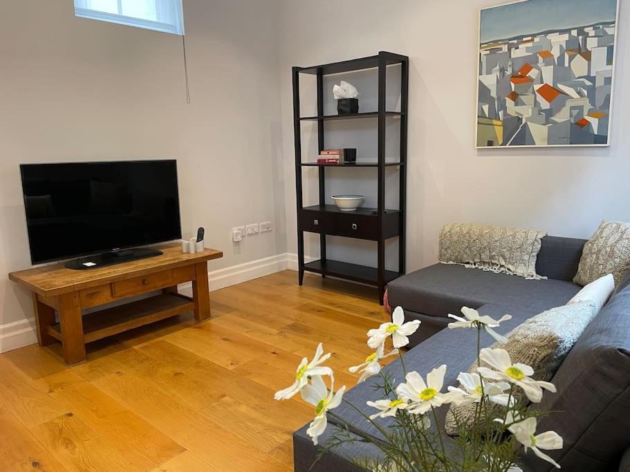 Charming & Cosy Town Centre Home With Parking กิลด์ฟอร์ด ภายนอก รูปภาพ